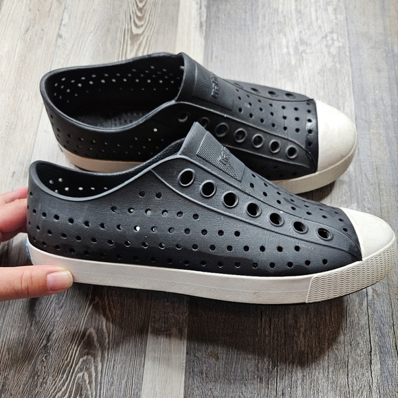 Native Shoes Jefferson style Black Adult Size Men's 6 or Women's 8 - Picture 1 of 8